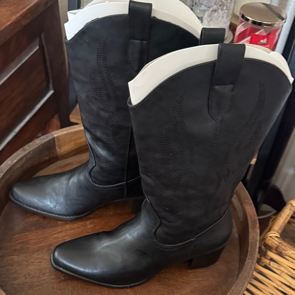 Elegant Black Leather Heeled Boots